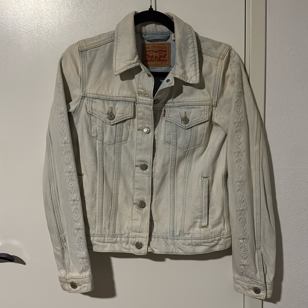 Levi’s denim jacket - flower embroidered sleeves